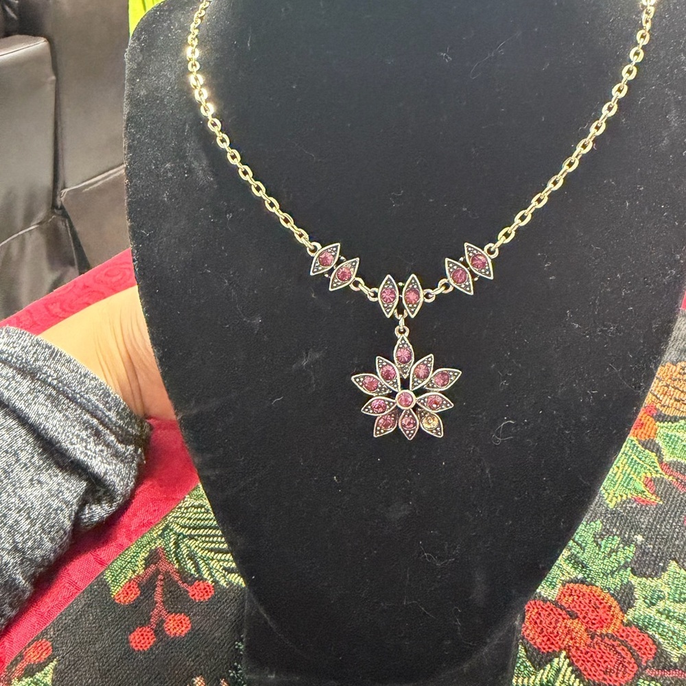 Caroline Star Flower Pendent Necklace Gold